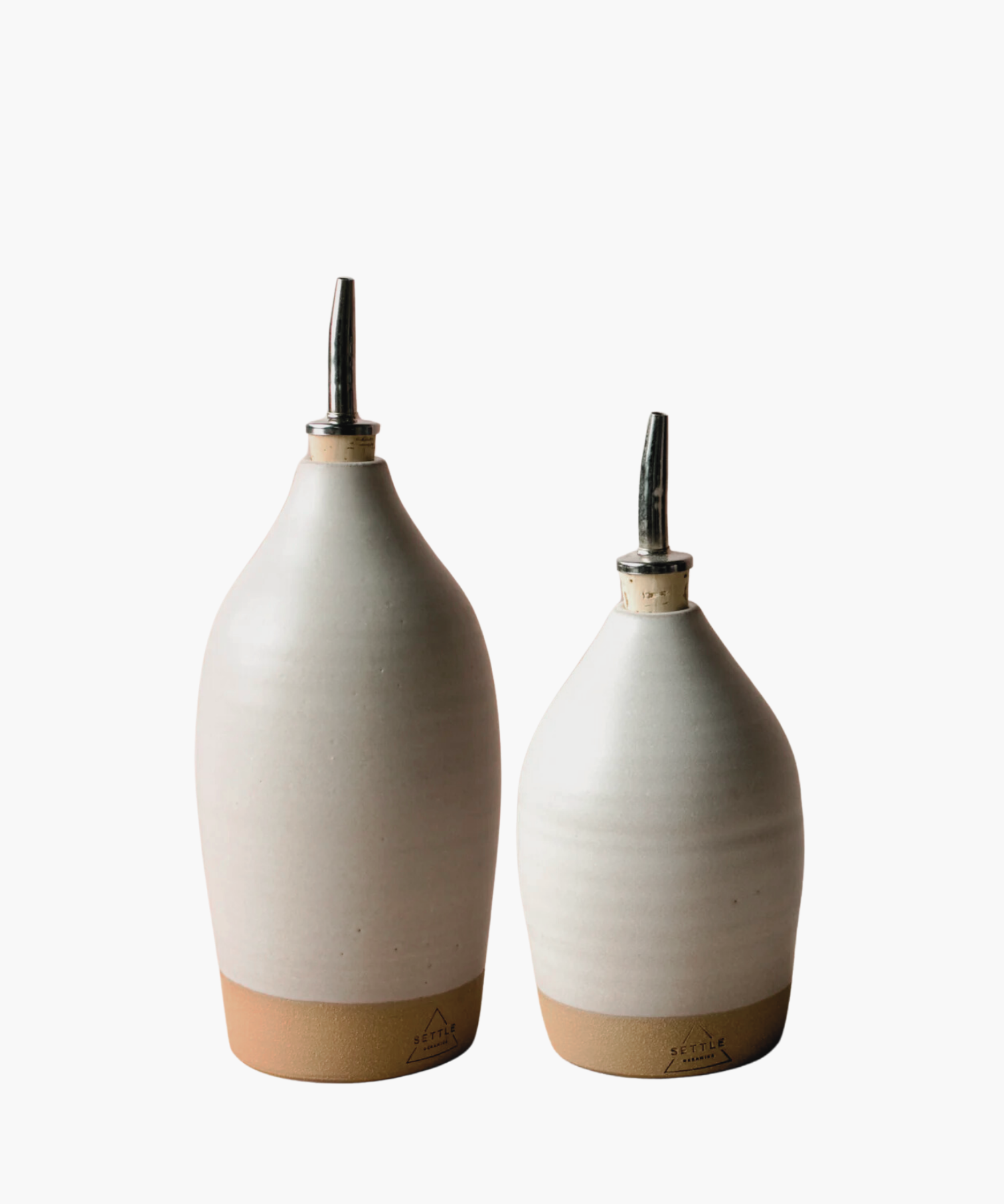 18-20oz and 14oz ceramic bottles with an off white matte finish, topped with a metal spout. It conveys a minimalist and elegant tone.